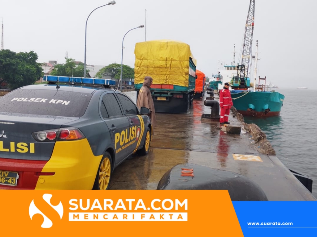 Bhabinkamtibmas Polsek KPN Lakukan Pemantauan Kondisi di Tengah Hujan Deras
