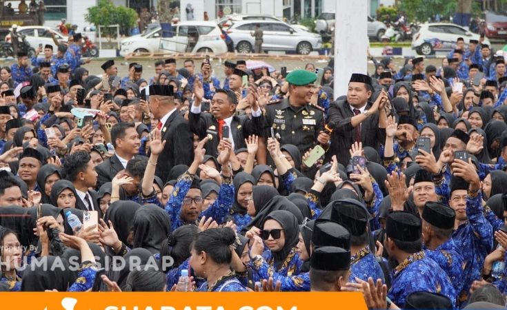 Hujan Tak Surutkan Semangat, Bupati Sidrap Serahkan SK 2.926 PPPK Paruh Waktu