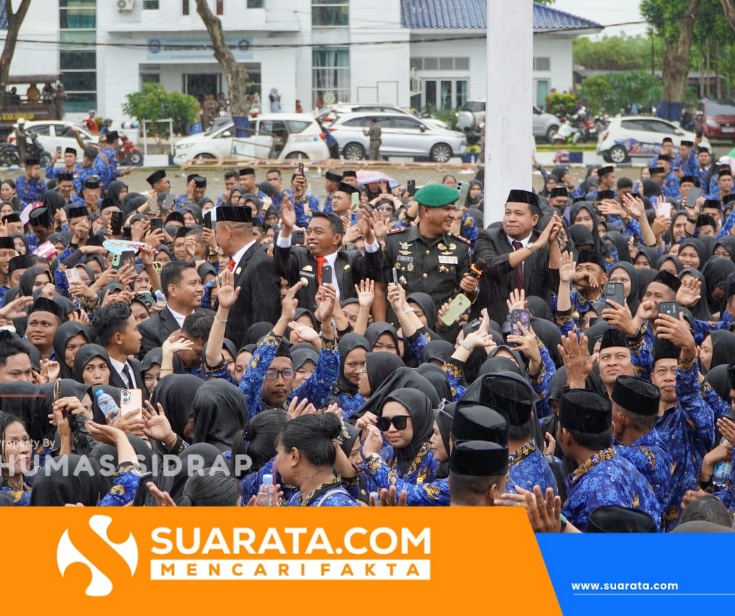 Hujan Tak Surutkan Semangat, Bupati Sidrap Serahkan SK 2.926 PPPK Paruh Waktu