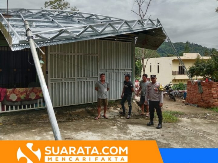 Hujan Angin Kencang Rusak Atap Rumah Warga di Anreapi, Bhabinkamtibmas Bergerak Cepat