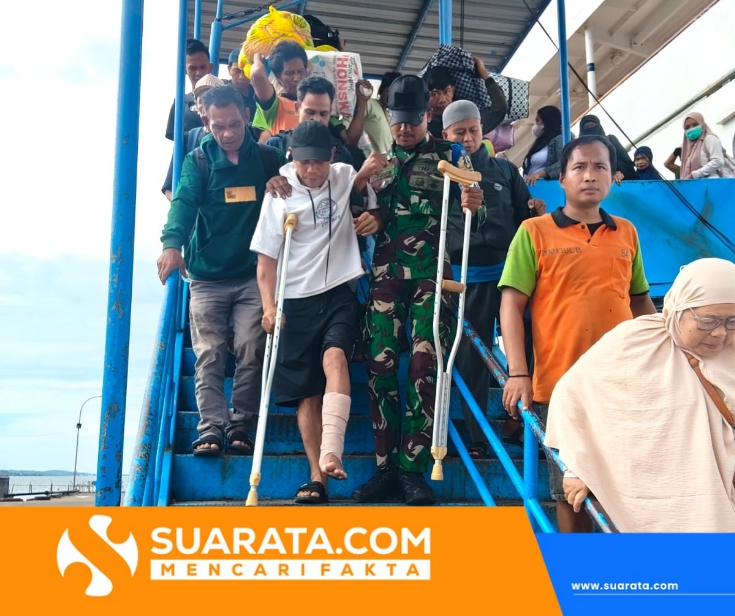 TNI AL Pinrang Tunjukkan Respons Cepat, Evakuasi Penumpang Cedera dari KM Lambelu