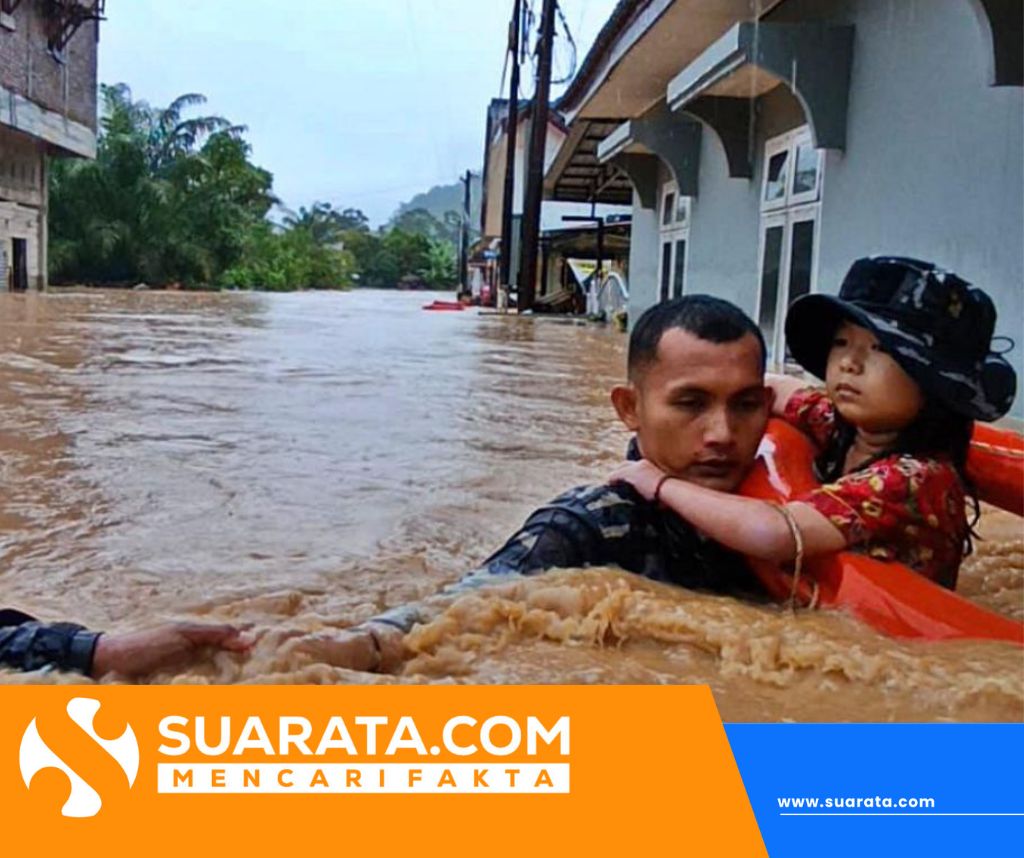 Prajurit TNI AL Terjang Arus, Selamatkan Lansia dan Balita Saat Banjir Tapteng