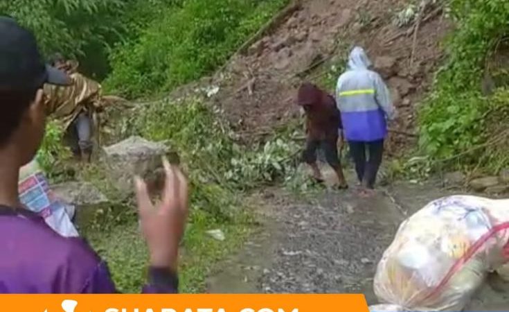 Tanah Longsor Tutup Total Jalan Kariango–Bakaru di Pinrang, Akses Warga Terputus