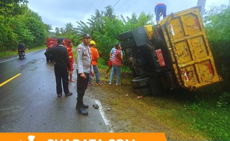 Dump Truck Dinas PU Terbalik di Majene, Sopir Hindari Jalan Berlubang