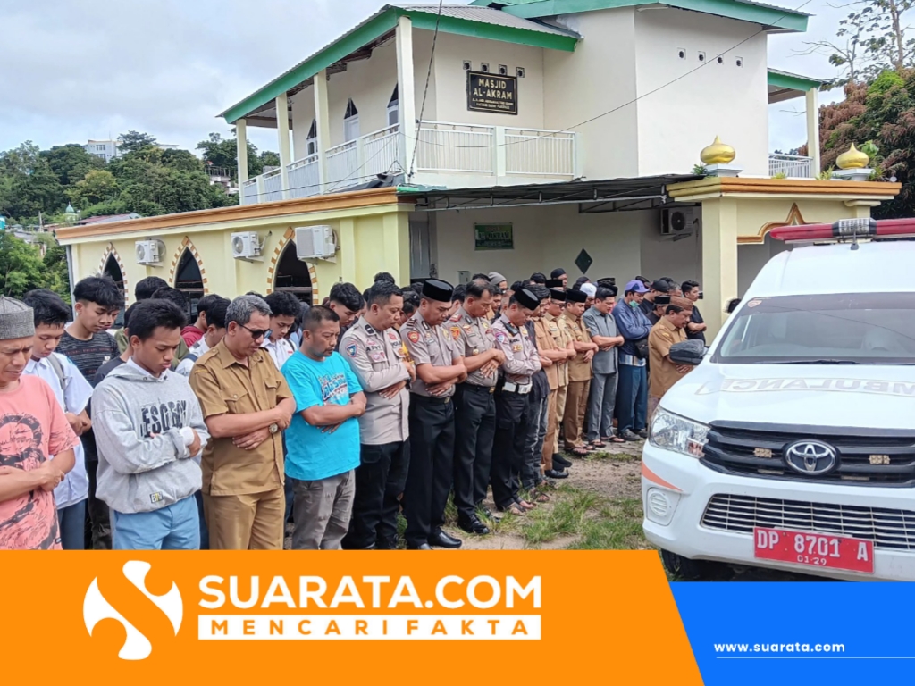 Personel Polres Parepare Ikut Shalati Jenazah Remaja Korban Tenggelam di Pantai Lumpue