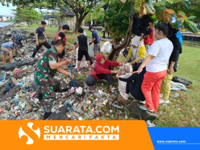Babinsa Koramil 1405-03/Bacukiki Gelar Kerja Bakti Bersihkan Sampah di Pantai Taman Mattirotasi