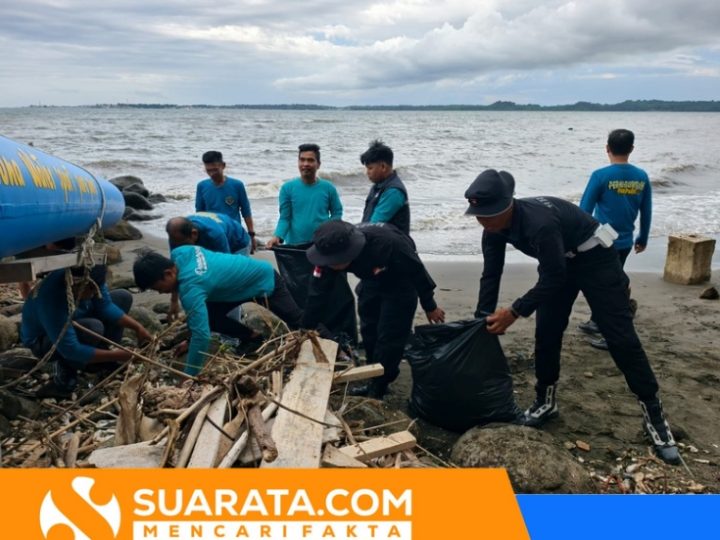 Batalyon B Pelopor Satbrimob Polda Sulsel Gelar Bakti Sosial Pembersihan Pantai Bersama Masyarakat Kota Parepare