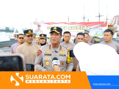 Polda Sulsel Gelar Bakti Sosial, Bersihkan Anjungan Pantai Losari