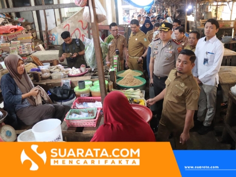 Kapolres Parepare Dampingi Wali Kota Pantau Harga Sembako di Pasar Lakessi Jelang Idul Fitri