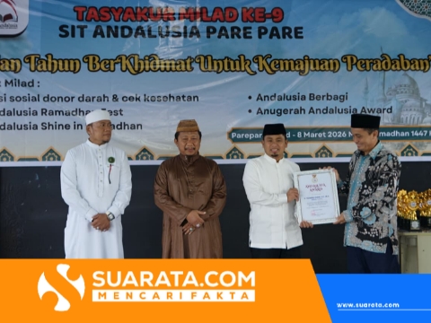 Milad ke-9 SIT Andalusia, Wali Kota Parepare Tasming Hamid Terima Penghargaan Andalusia Award.