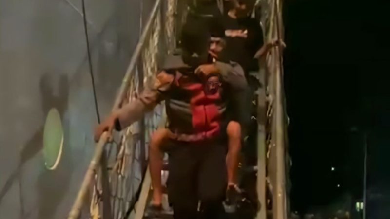 Gendong Lansia, Polisi di Barru Sigap Bantu Warga