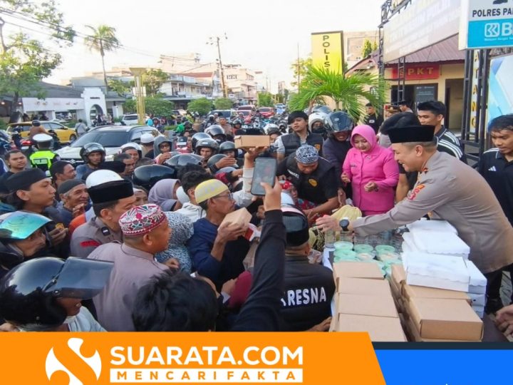 Kapolres Parepare dan Bintang PSM Makassar Bagi Takjil di Jalan