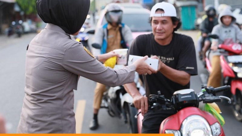 Berbagi Takjil di Mambulilling, Satresnarkoba Polres Polman Gaungkan Anti Narkoba