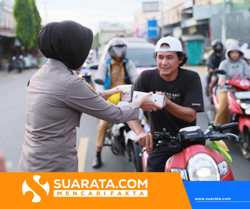 Berbagi Takjil di Mambulilling, Satresnarkoba Polres Polman Gaungkan Anti Narkoba