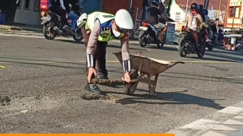 Tanpa Proyek Perbaikan, Polisi Parepare Tambal Lubang Jalan Demi Keselamatan