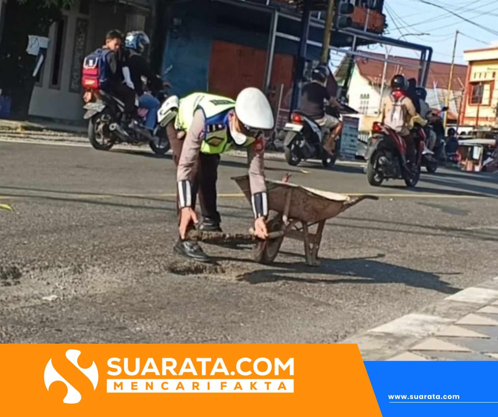 Tanpa Proyek Perbaikan, Polisi Parepare Tambal Lubang Jalan Demi Keselamatan