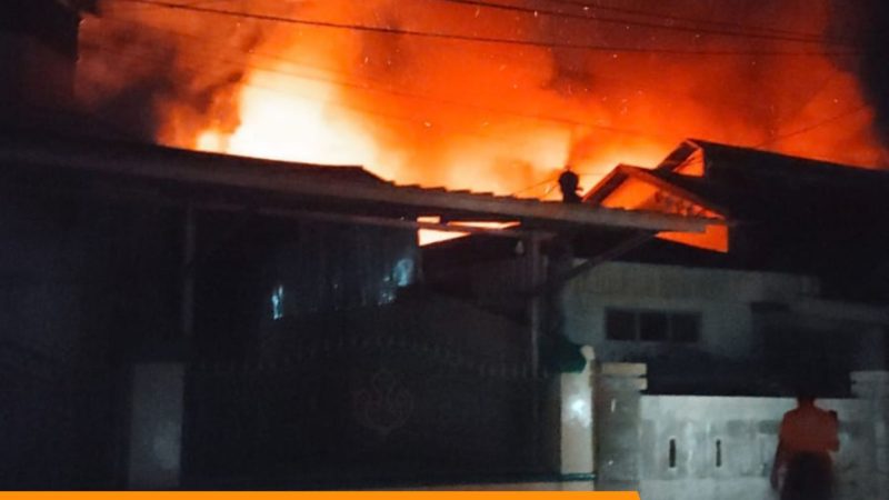 Diduga Korsleting Listrik, Dua Rumah Terbakar di Jalan Mangundang Polewali
