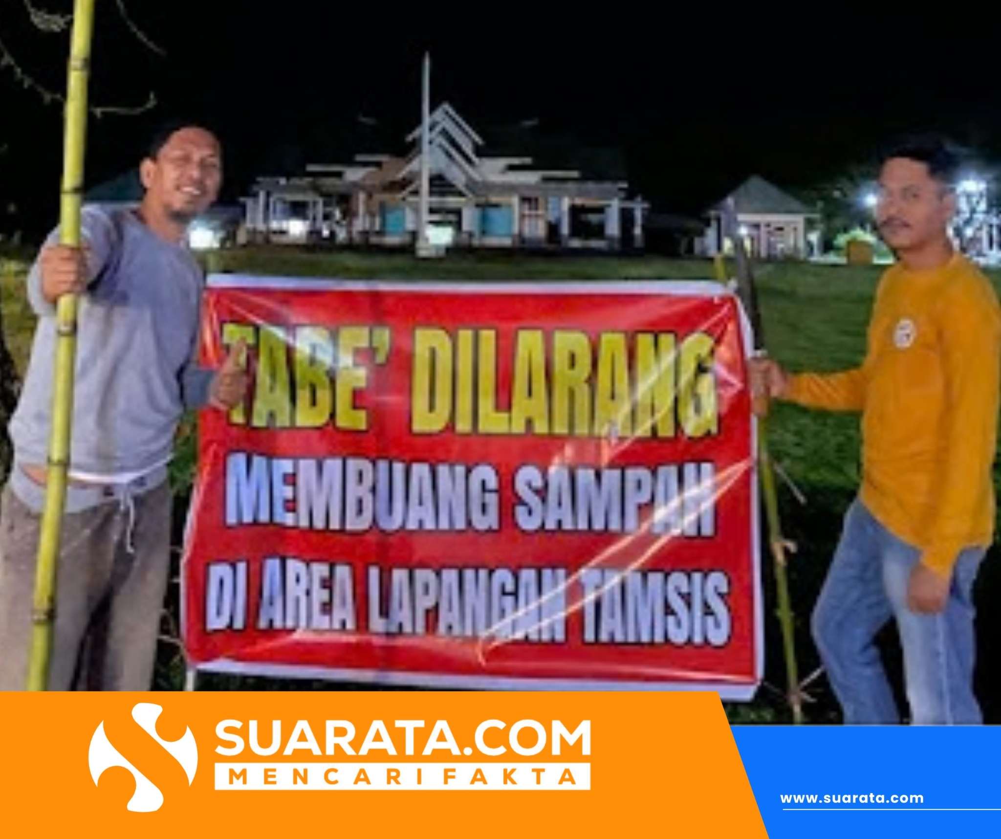 Disporapar Lutra Pasang Spanduk Larangan Buang Sampah di Lapangan Tamsis Masamba