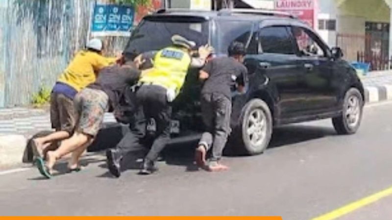 Kasat Lantas Polres Parepare dan Warga Dorong Mobil Pemudik Mogok di Jalan Bau Massepe
