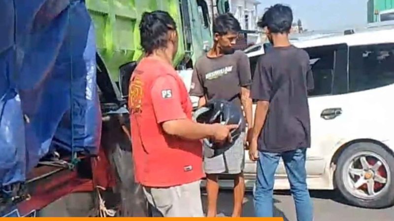 Viral di Medsos! Kecelakaan Beruntun Libatkan Dump Truck, Pick Up dan Livina di Sidrap