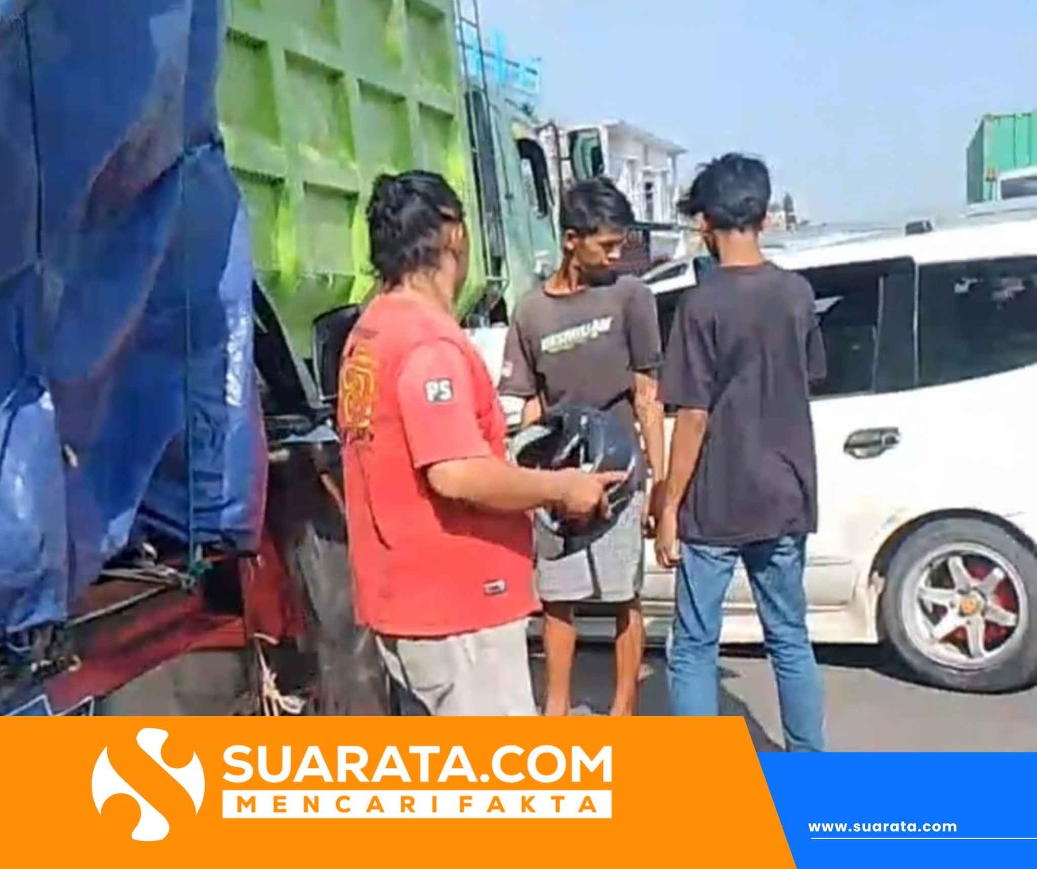 Viral di Medsos! Kecelakaan Beruntun Libatkan Dump Truck, Pick Up dan Livina di Sidrap