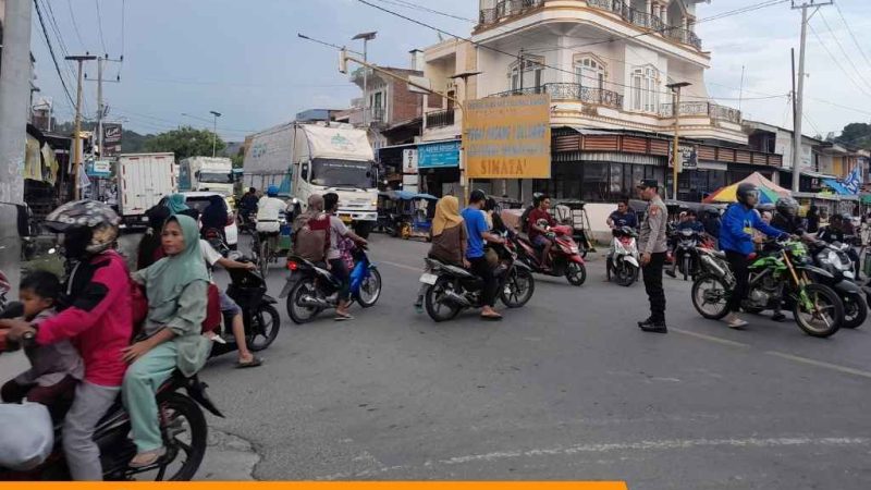 Personel Polsek Tinambung Atur Arus Lalu Lintas di Perempatan Pasar Jelang Buka Puasa