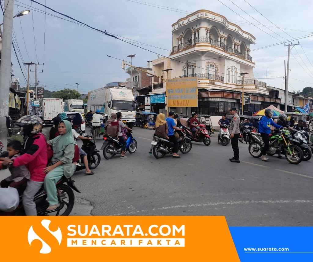 Personel Polsek Tinambung Atur Arus Lalu Lintas di Perempatan Pasar Jelang Buka Puasa