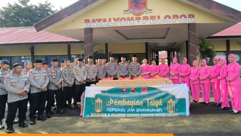 Personel Batalyon B Pelopor Brimob Polda Sulsel Bersama Bhayangkari Bagikan Takjil di Hari ke-26 Ramadan