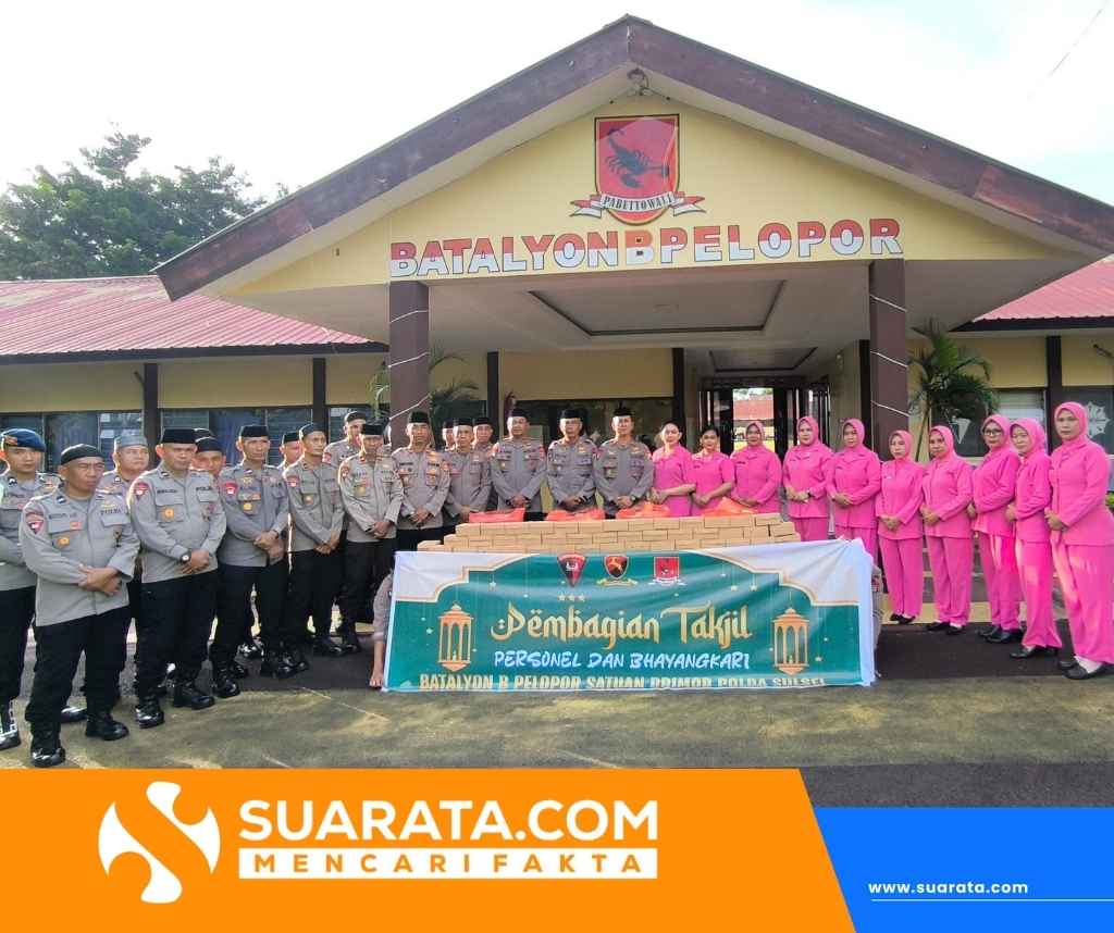 Personel Batalyon B Pelopor Brimob Polda Sulsel Bersama Bhayangkari Bagikan Takjil di Hari ke-26 Ramadan