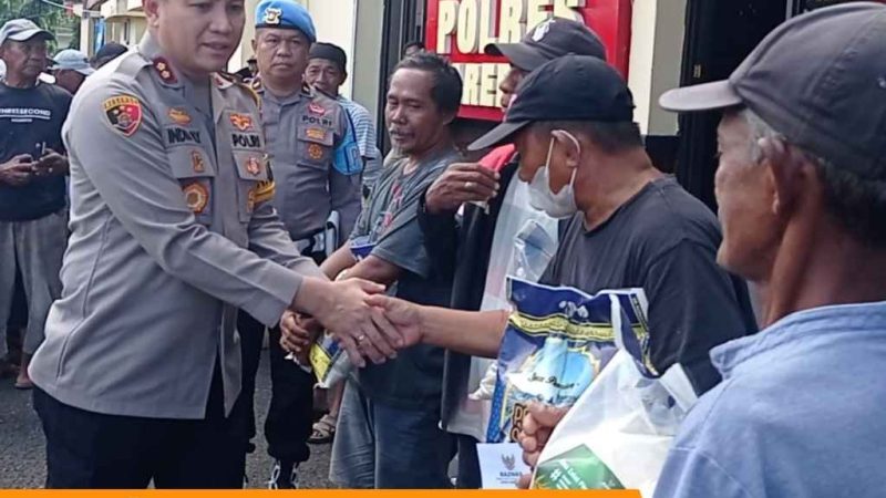 Kolaborasi dengan Baznas, Polres Parepare Salurkan Zakat Fitrah Personel kepada Warga Layak Terima