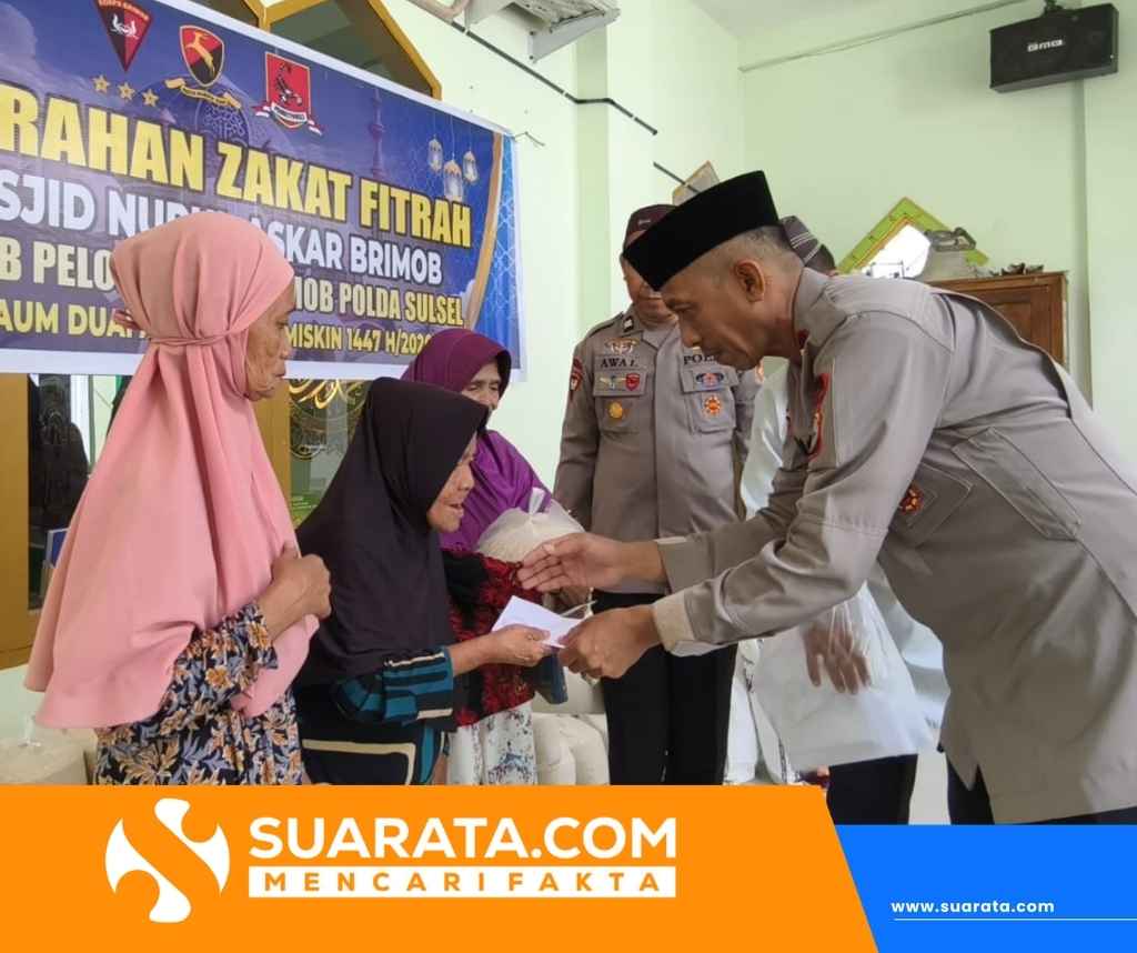 Batalyon B Pelopor Satuan Brimob Polda Sulsel Serahkan Zakat Fitrah kepada Kaum Duafa di Masjid Nurul Askar