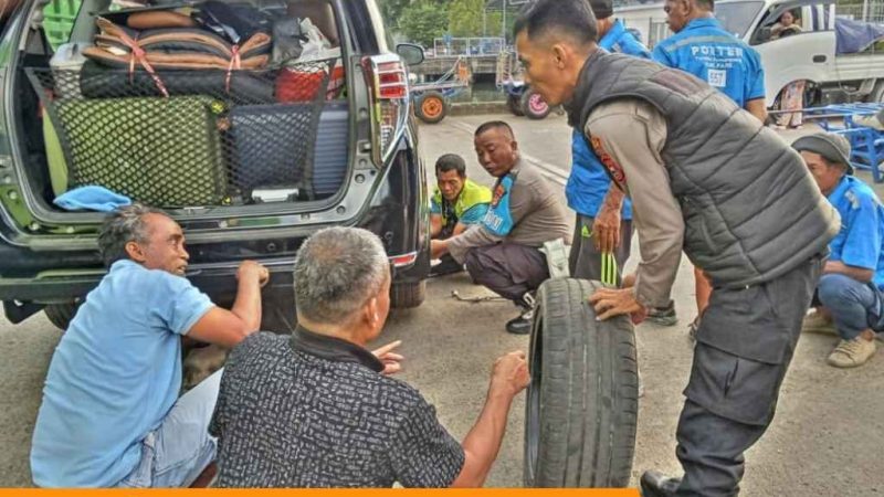 Ban Mobil Pemudik Pecah di Pelabuhan Parepare, Polisi Turun Tangan Bantu Perbaikan