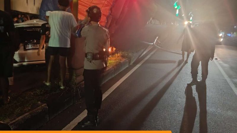 Personel Batalyon B Pelopor Bersama Warga Evakuasi Truk Terbalik di Parepare