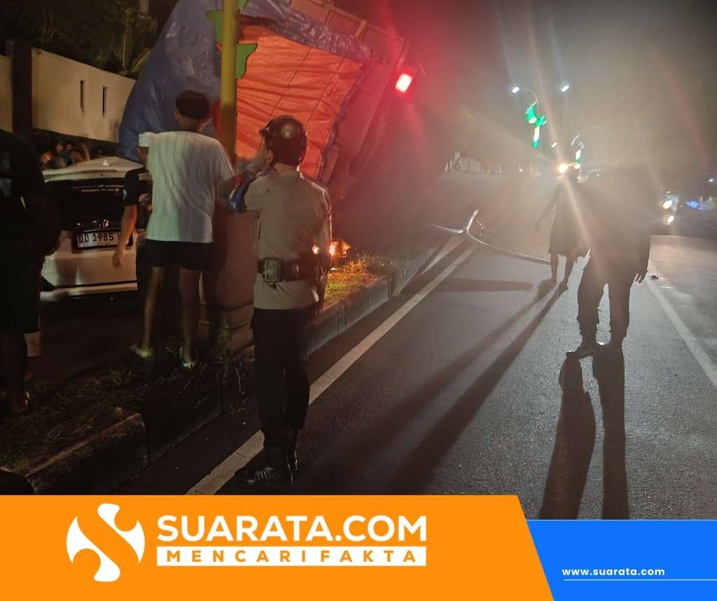 Personel Batalyon B Pelopor Bersama Warga Evakuasi Truk Terbalik di Parepare