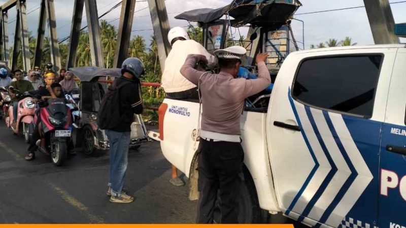 Kecelakaan di Trans Sulawesi Polman–Majene, Bentor Oleng Tabrak Calya