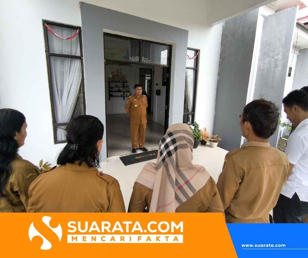 Hujan Tak Menyurutkan Semangat: Apel Pagi Tetap Berlangsung Khidmat di Teras Kantor Camat