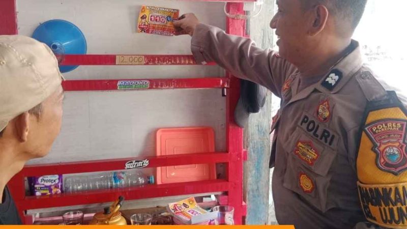 Permudah Akses Layanan Pengaduan, Bhabinkamtibmas Polres Parepare Tebar Stiker Call Center 110