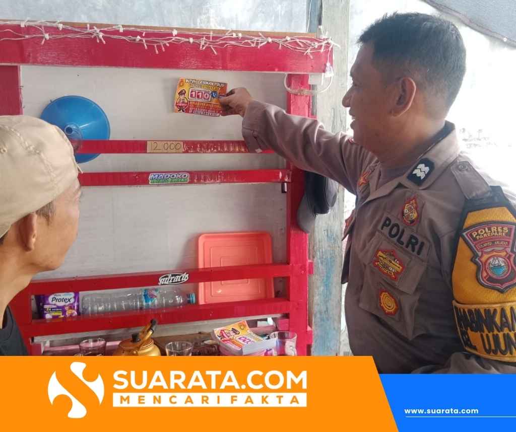 Permudah Akses Layanan Pengaduan, Bhabinkamtibmas Polres Parepare Tebar Stiker Call Center 110