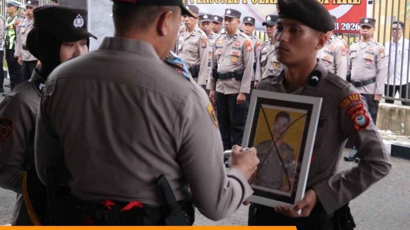 Reward dan Sanksi Tegas, Polres Parepare Beri Penghargaan 4 Personil Berprestasi, 1 Dipecat Tidak Hormat