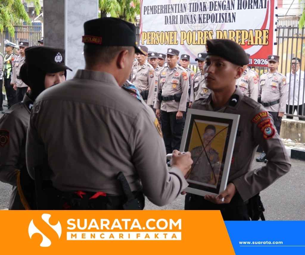 Reward dan Sanksi Tegas, Polres Parepare Beri Penghargaan 4 Personil Berprestasi, 1 Dipecat Tidak Hormat
