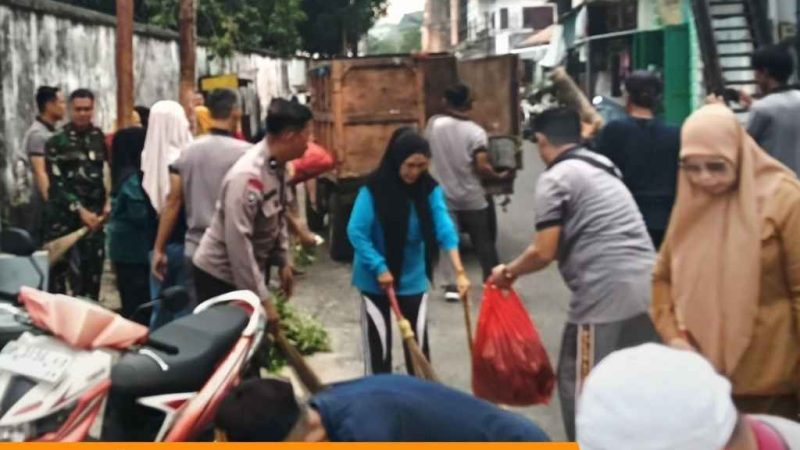 Polsek KPN Bersama Warga dan Aparat Kelurahan Lakukan Kerja Bakti Bersihkan Sampah Berserakan