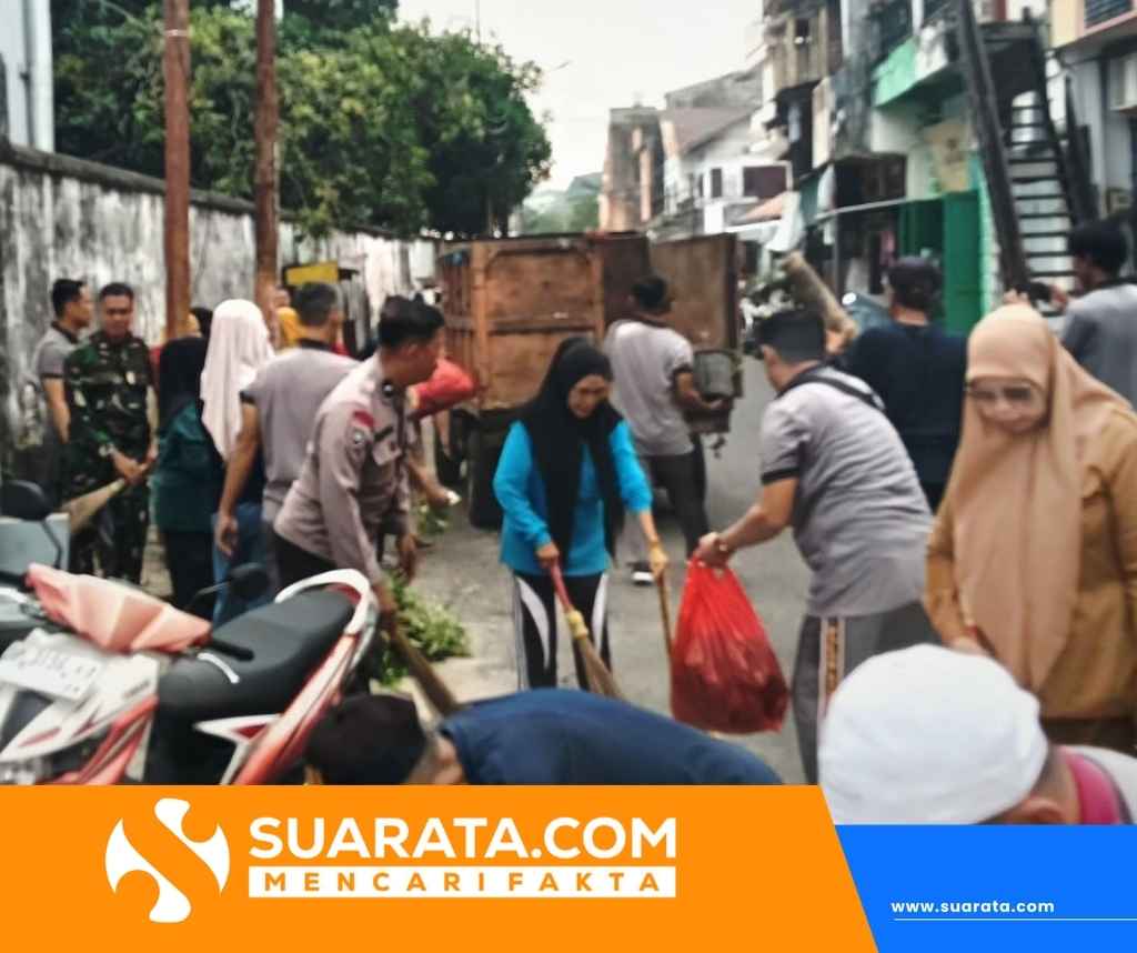 Polsek KPN Bersama Warga dan Aparat Kelurahan Lakukan Kerja Bakti Bersihkan Sampah Berserakan