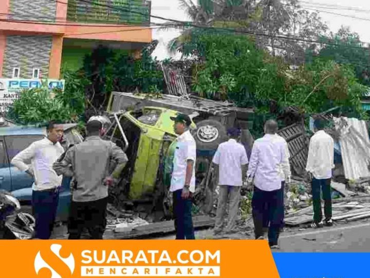 Rem di Tikungan, Truk Dyna Hilang Kendali dan Tabrak Mobil Warga di Majene