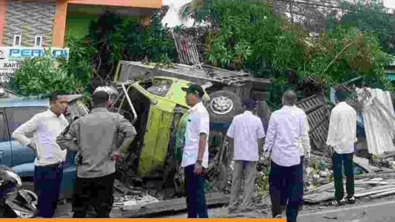 Rem di Tikungan, Truk Dyna Hilang Kendali dan Tabrak Mobil Warga di Majene