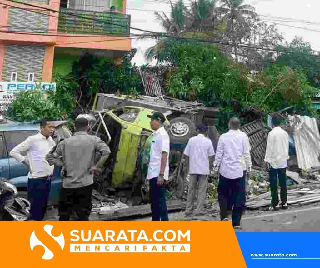 Rem di Tikungan, Truk Dyna Hilang Kendali dan Tabrak Mobil Warga di Majene