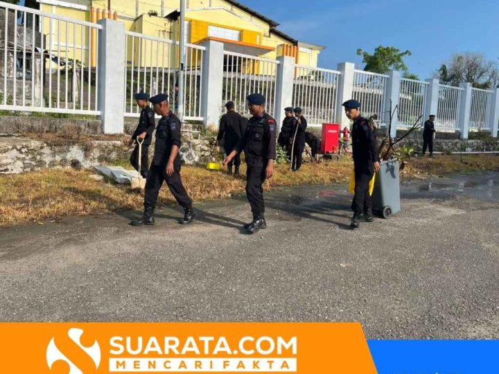 Bersatu Jaga Kebersihan, Batalyon B Pelopor dan Warga Parepare Gelar Bakti Sosial di Stadion BJ Habibie