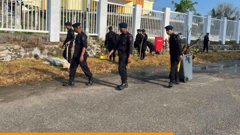 Bersatu Jaga Kebersihan, Batalyon B Pelopor dan Warga Parepare Gelar Bakti Sosial di Stadion BJ Habibie