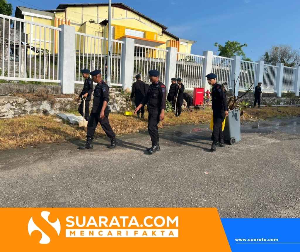 Bersatu Jaga Kebersihan, Batalyon B Pelopor dan Warga Parepare Gelar Bakti Sosial di Stadion BJ Habibie