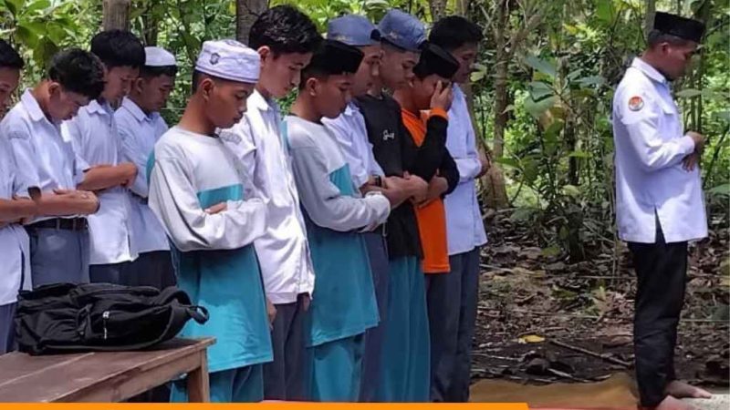 Sholat Dzuhur Berjamaah di Ruang Terbuka, Komitmen Madrasah Terjaga