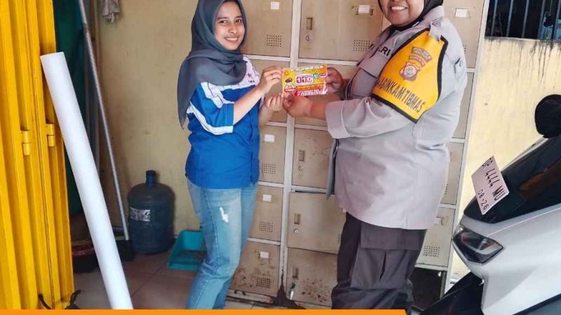 Satu Hari Satu Rumah, Bhabinkamtibmas Polsek Soreang Sosialisasikan Layanan Call Center 110